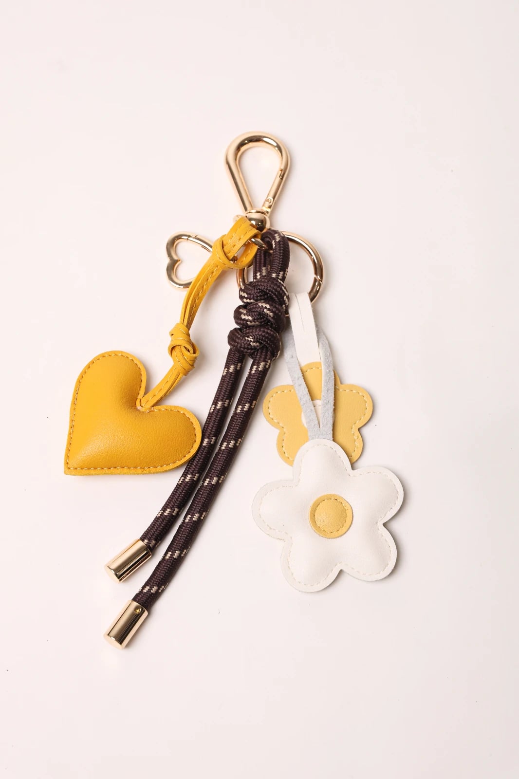 Key Chain Espresso + Corazón amarillo