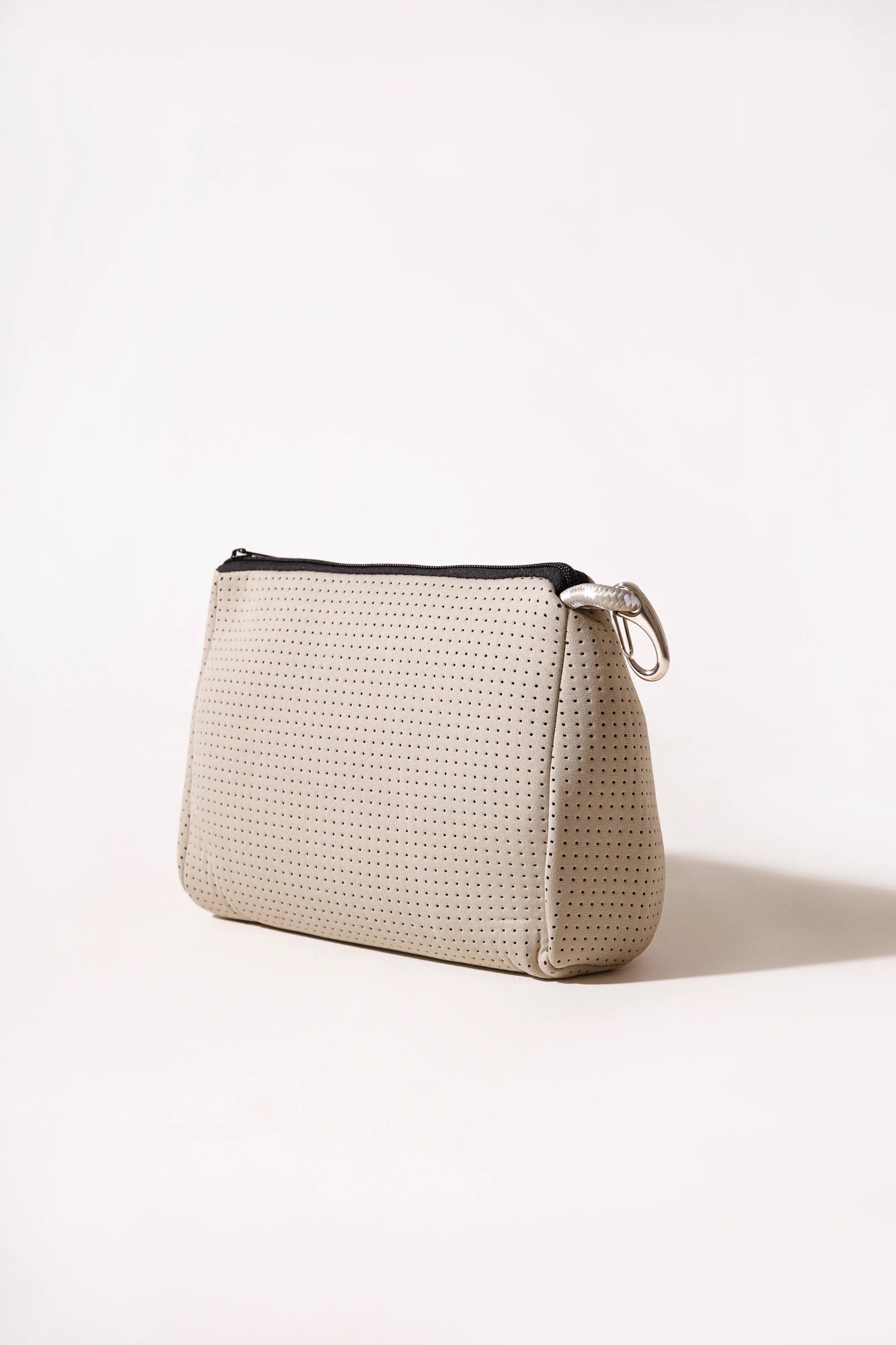 ESSENTIAL POUCH TAUPE