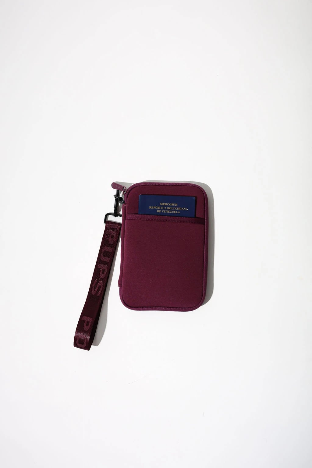 Passport wallet - Berry